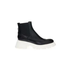 Alexander McQueen Elegant Leather Boots in Timeless Black